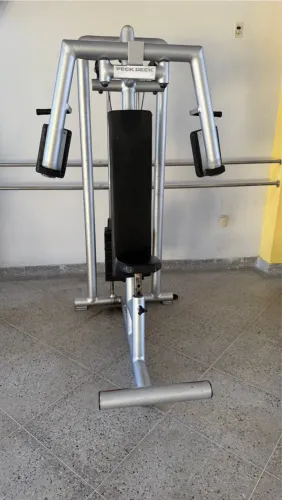 Peck Deck para Treino de Peito