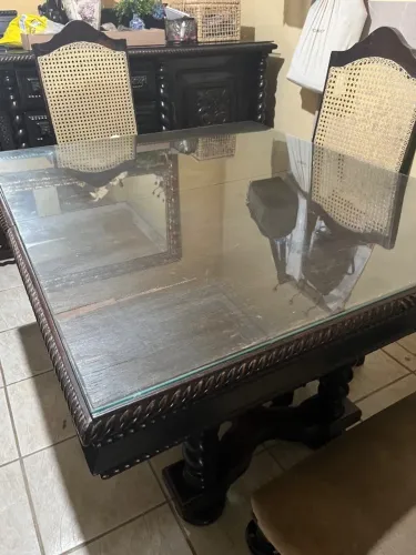 Conjunto mesa de jantar e cadeiras estilo manuelino em madeira maciça