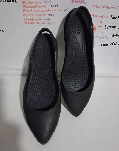 Sapatilha Crocs bico fino Preta - TAM 37