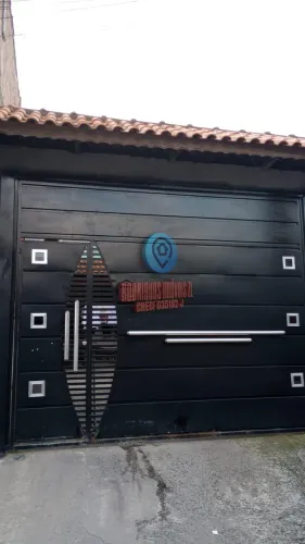 Compre Sobrado com 3 Dormitórios, 2 Suítes, Sacada, 4 Vagas de Garagem com Portão automáti