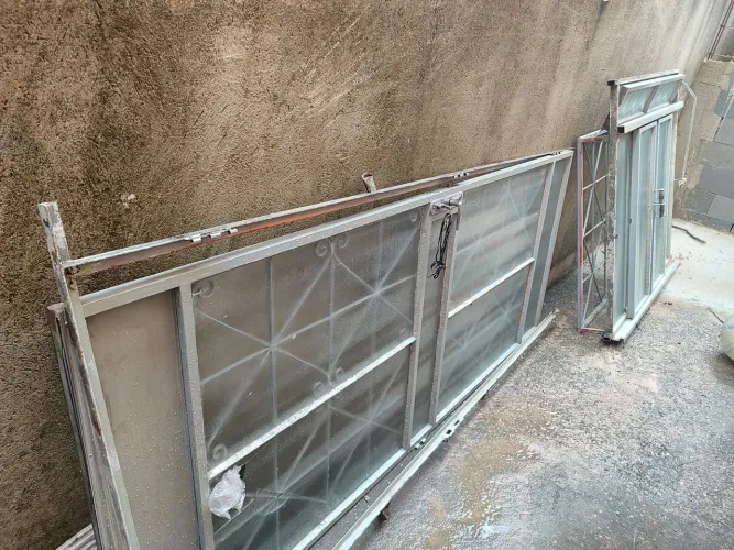 Janelas e porta com vidro