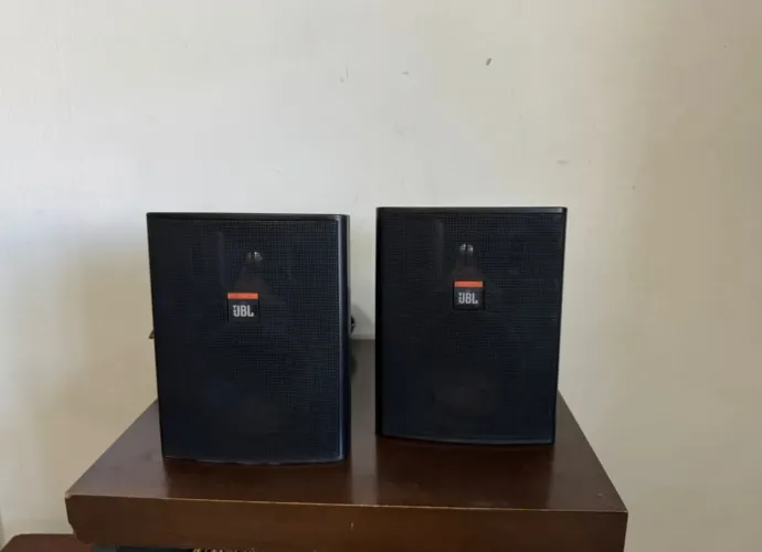 Par de caixas de som jbl control 25 para ambientes externo e internos
