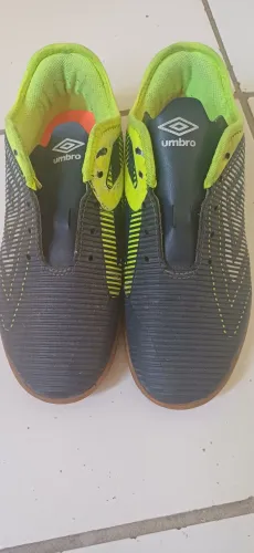 Chuteira Umbro stride original semi nova