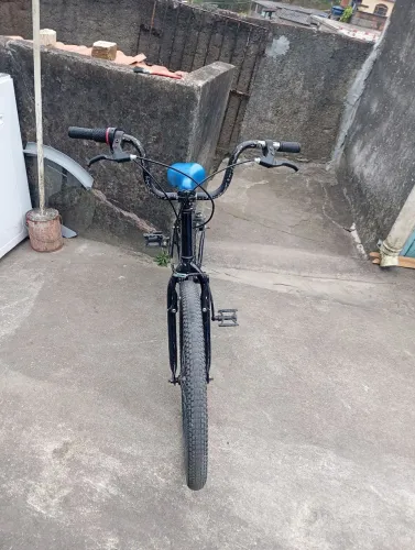 Vendo bicicleta aro 24 pronta para uso com marcas de uso .