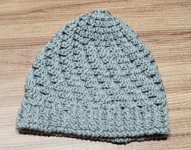 Touca de frio infantil cinza com linhas prateadas em bom estado de conservação