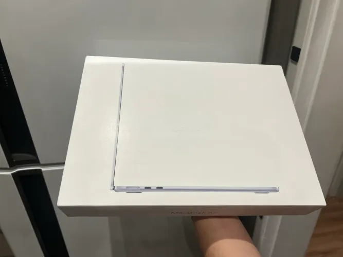 MACBOOK AIR M5 LACRADO
