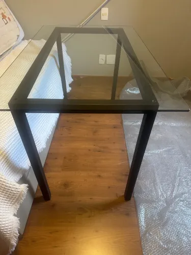 Mesa com tampo de vidro temperado e estrutura de metalon