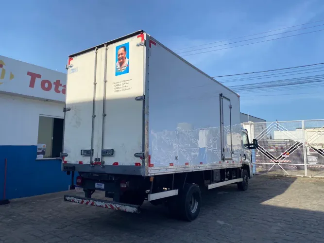 Caminhão baú frio 
