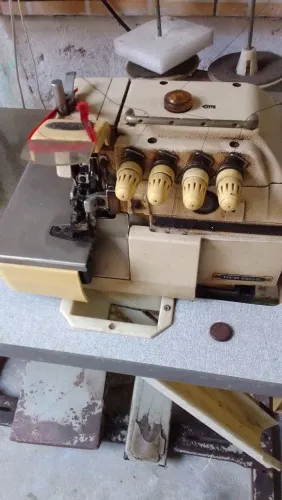 Máquina overlok industrial funcionado perfeitamente