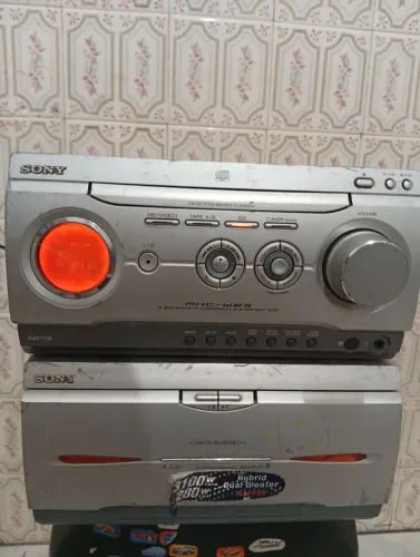 Mini system Sony funcionando 