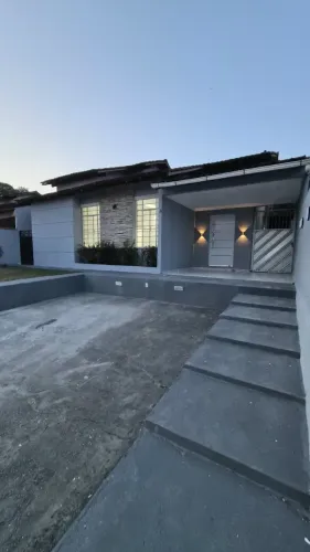 Linda Casa à vendo no Condomínio Bordeaux - Planalto
