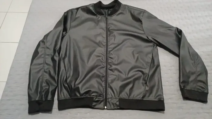 Vendo jaqueta de couro liso preto tamanho GG