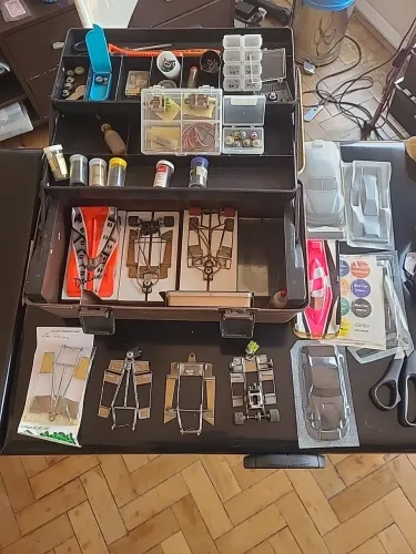 Kit Autorama 1/32 e Grupo 20 com Peças, Acessórios e Caixa