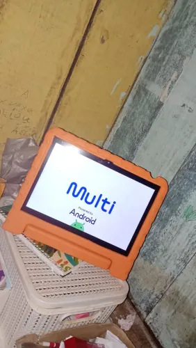 Tablete 1 mês de uso ;comprei pra minha bebê mas achei ele um pouco grande 