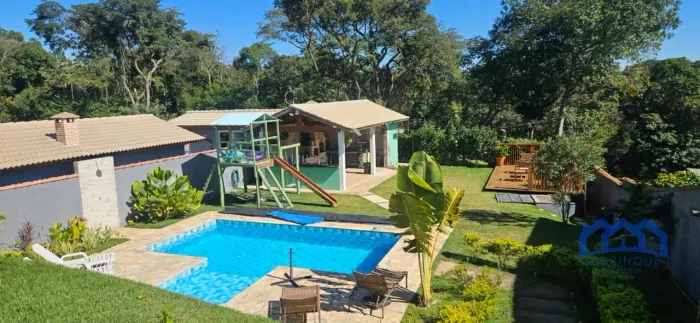 Chácara com 3 Quartos e 4 banheiros à Venda, 1.000 m² por R$ 990.000 Cód. ch2775