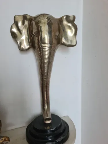 Elefante de metal.