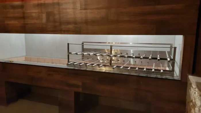 Churrasqueira rotativa para restaurante ou churrascaria 31 espetos com descanso