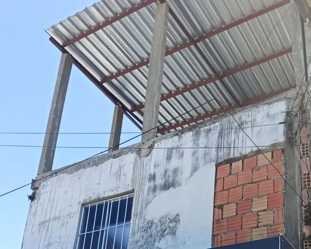 Vendo bairro São Lázaro 2 quartos uma área grande embaixo pra comércio uma varanda encim