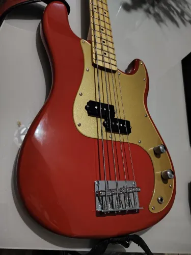 Bass Precision SX com captador alnico waaah + escudo personalizado