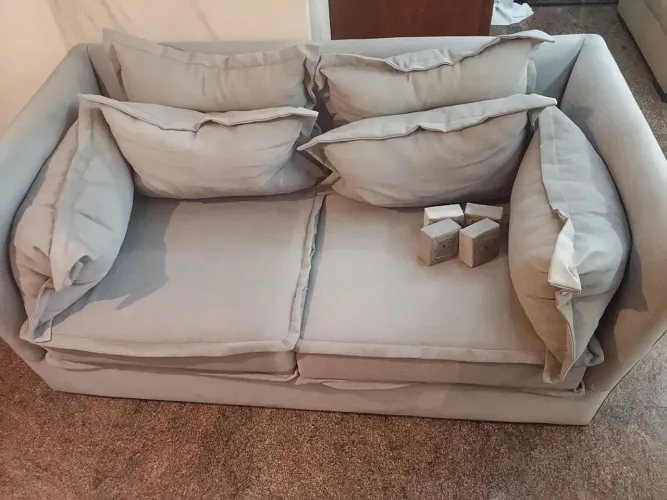 Sofá de 2 lugares simples.