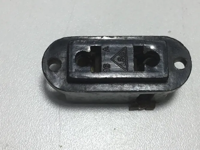 Tomada de energia usada em amplificadores e outros aparelhos 