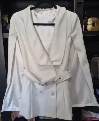 Blazer Feminino Off White com Manga Capa e Cinto