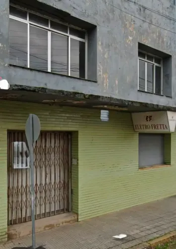 Sala/ponto comerial (parte de baixo) de 225m² no Centro de Laguna Negoiação faciltada Esc