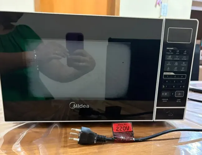Micro-ondas 20L / Branco/ Porta Preta / Minuto Fácil / Midea / 220w