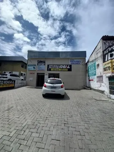 Salas com ótima localização! Sala comercial com 30m² . Ao lado do Detran da Messejana. IPT