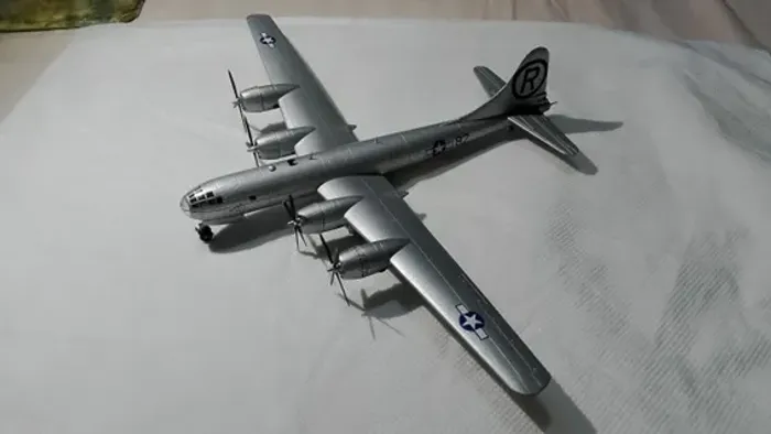 Miniatura Avião Bombardeiro B-29 Superfortress Enola Gay
