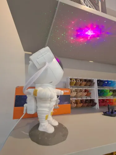 Luminária astronauta com controle remoto