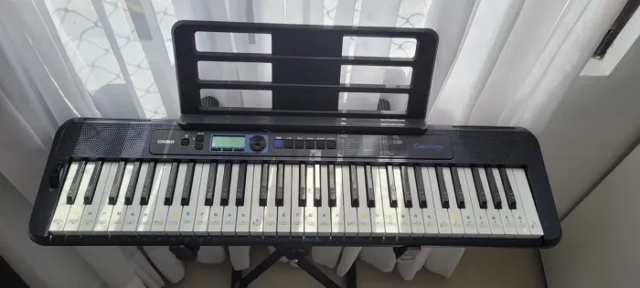 Teclado impecável, pouco usado. ( vêm com pedal, cavalhete a capa) 