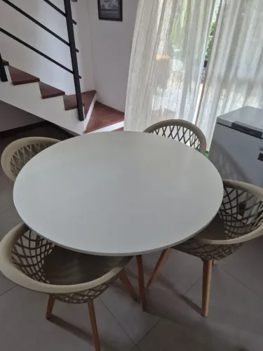 Mesa Redonda Branca com pés de Madeira.