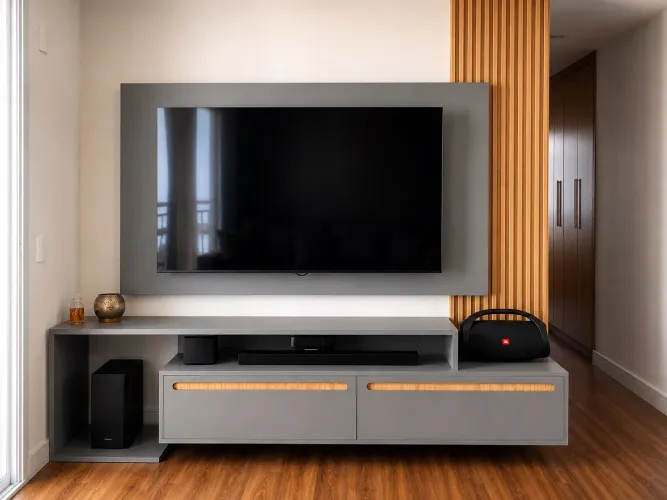 Rack com painel de TV com detalhe ripado