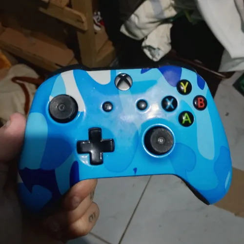 Vendo 2 controle de Xbox one e fonte