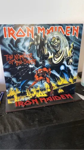 Disco de Vinil Iron Maiden decorativo - Expositor com display nos olhos