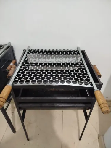Churrasqueira portátil a carvão com grelha