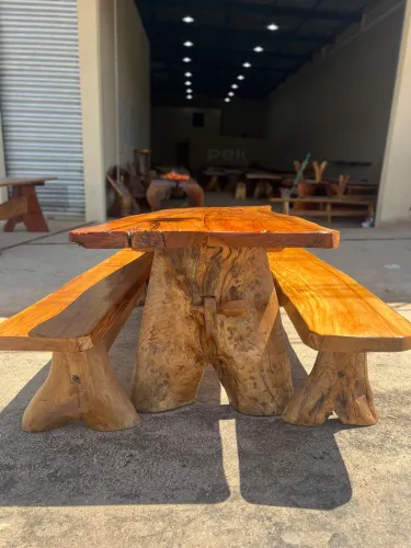 Mesa de madeira rústica 