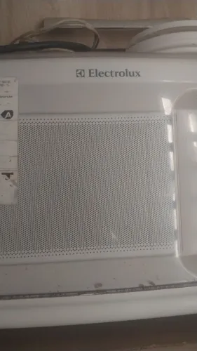 Vendo micro-ondas com defeito