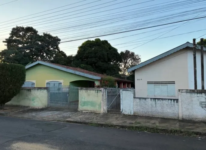 Casas em terreno de chácara
