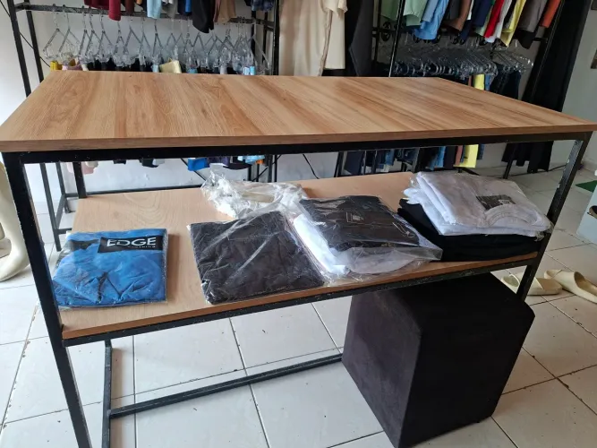 Mesa industrial para loja