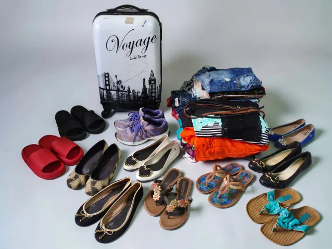 Lote de Roupas Feminina Tam G sapatos tênis 37 e mala de rodinhas