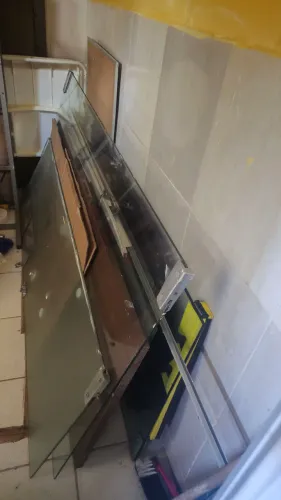 3 PORTAS DE VIDRO E UM BOX DE BANHEIRO DE VIDRO