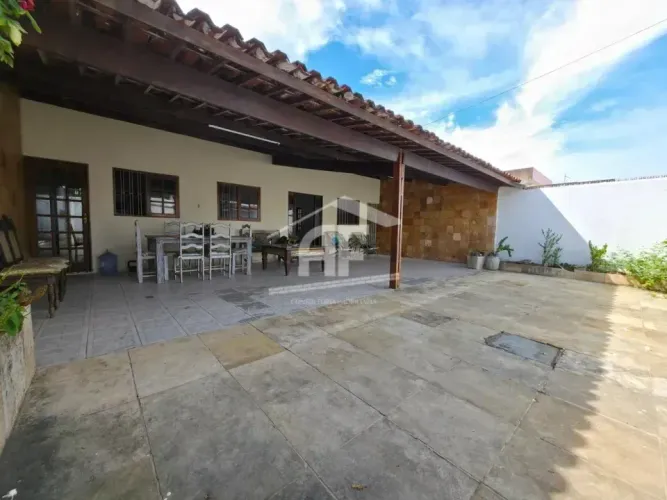 Ótima casa de 04 quartos (01 suíte) em terreno de 250m² no Petrópolis