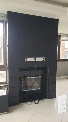 Painel de TV em MDF Preto Sob Medida - Excelente Estado