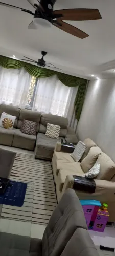 Vendo 2 sofás grandes de 3 lugares ótimo preço.