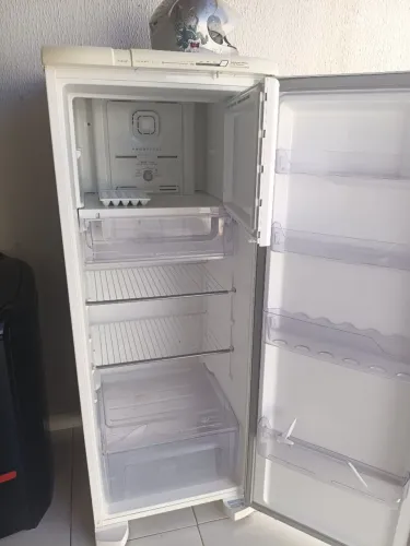 Vende-se uma geladeira Electrolux e um fogão todo automático