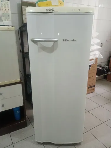 Geladeira Eletrolux RE28 - COM defeito. Gela só encima 