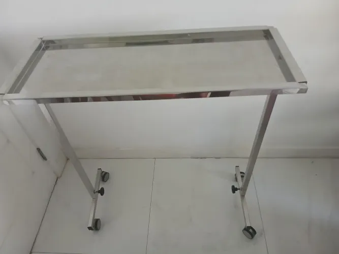Mesa inox. Altura regulável.