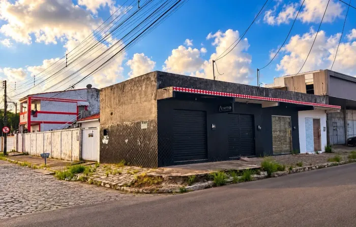 Casa de Esquina a Venda em Agua Fria